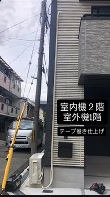 外壁を縦に走る配管をテープ巻きで仕上げた住宅