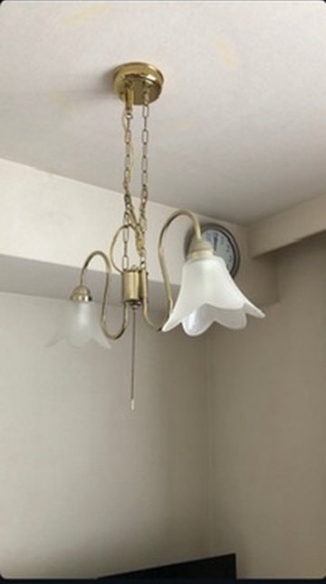 天井にチェーンで吊り下げた3灯のシャンデリア