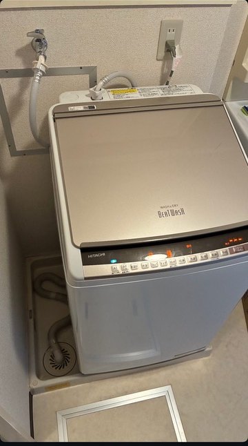 防水パンに設置し、給水と排水をつないだ洗濯機