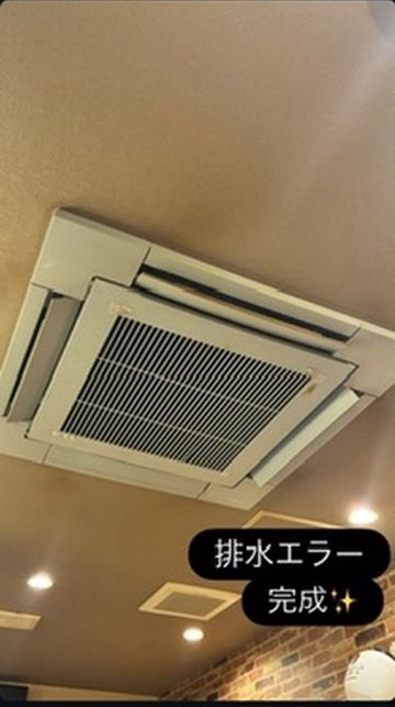 パネルを戻して修理が完了した天井カセット型エアコン