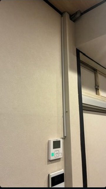 天井からリモコンまで壁に沿って取り付けたモール