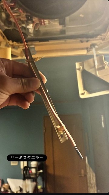 手に持ったサーミスタ（温度センサー）の部品